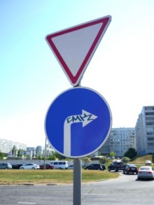 За граффити на знаках